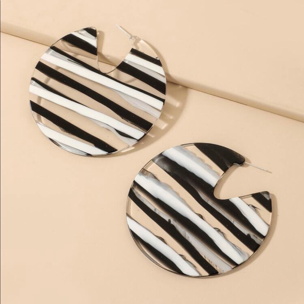 - Beautiful Large Mono chrome colored earrings - Picture 6 of 6